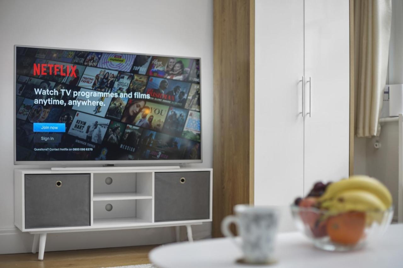 Studio Apartment By Homely Stays Londra Esterno foto